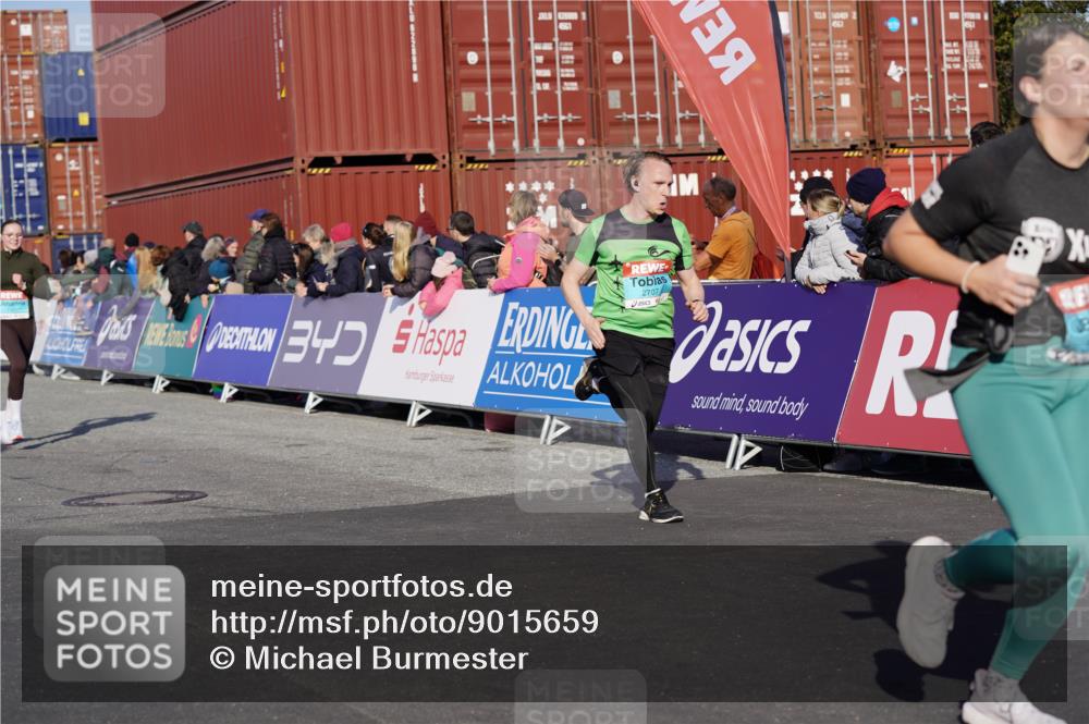 03.10.2025 - Köhlbrandbrückenlauf Michael Burmester http://msf.ph/oto/9015659 03.10.2025 10:15:11 Ziel 1324, 1523, 1691, 1693, 1754, 1761, 1773, 1785, 1922, 2046, 2147, 2707, 3339, 3348, 3515, 3596, 3668, 3792 meine-sportfotos.de