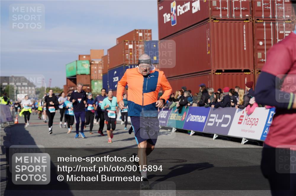 03.10.2025 - Köhlbrandbrückenlauf Michael Burmester http://msf.ph/oto/9015894 03.10.2025 10:15:20 Ziel 1228, 1337, 1637, 1666, 1691, 1761, 1779, 1903, 1905, 2046, 2079, 2719, 2953, 3482, 3515, 3596, 3773 meine-sportfotos.de