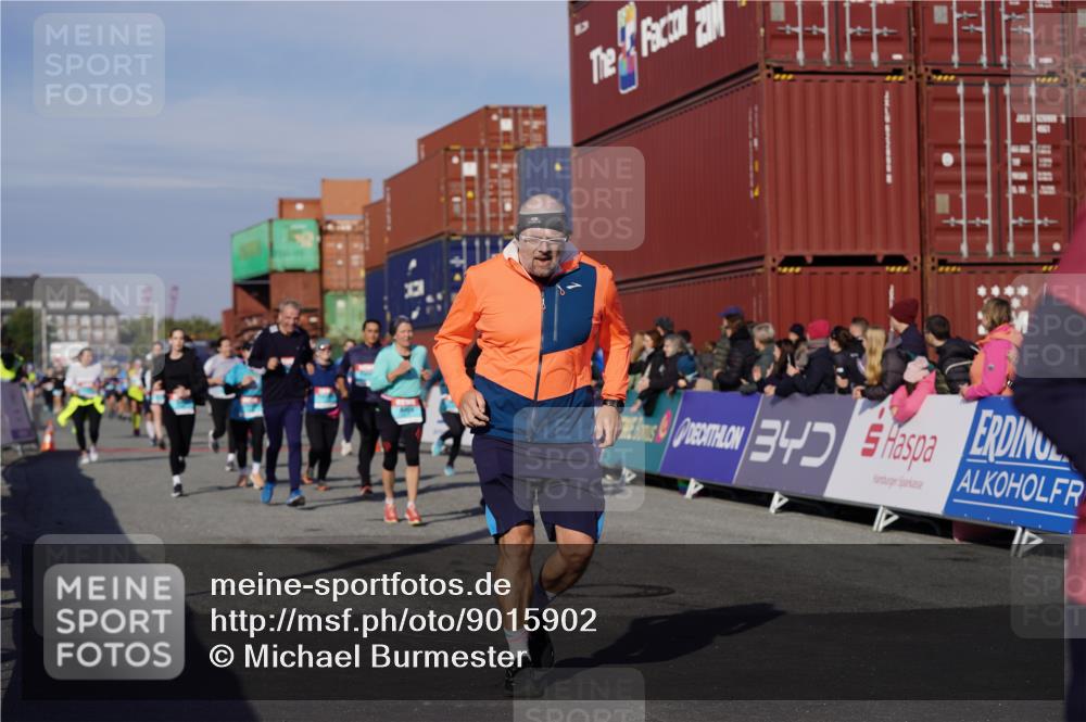 03.10.2025 - Köhlbrandbrückenlauf Michael Burmester http://msf.ph/oto/9015902 03.10.2025 10:15:21 Ziel 1228, 1337, 1637, 1666, 1691, 1779, 1903, 1905, 2046, 2079, 2719, 2953, 3482, 3515, 3596, 3773, 3788 meine-sportfotos.de