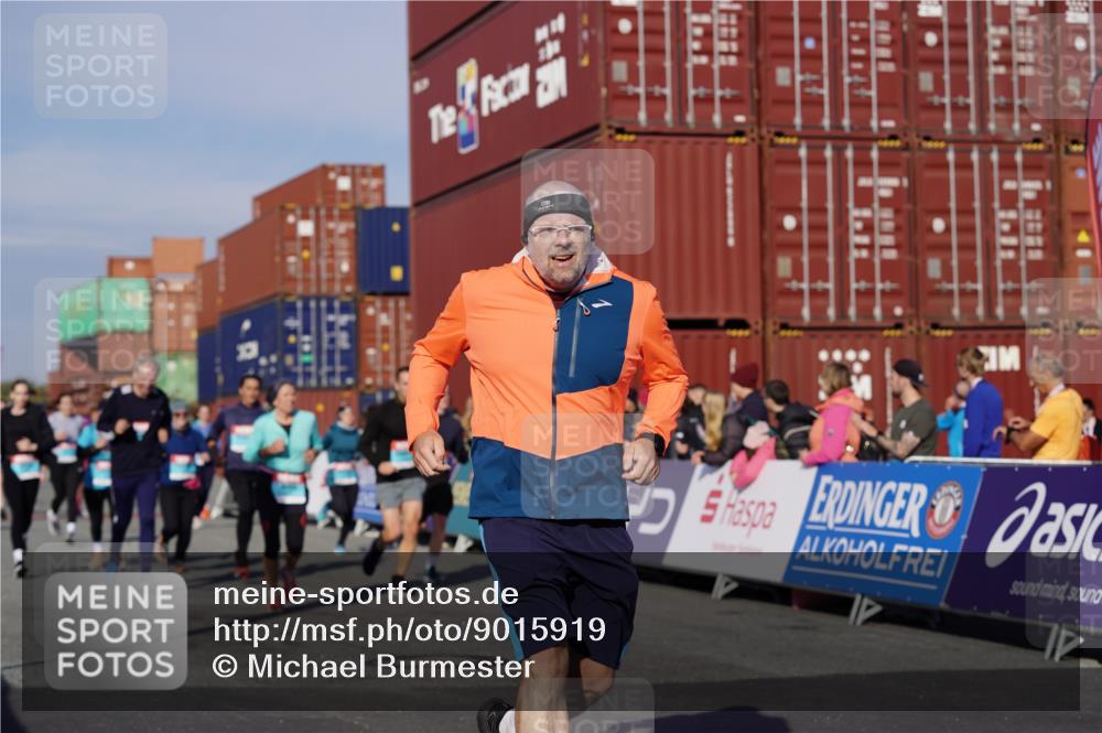 03.10.2025 - Köhlbrandbrückenlauf Michael Burmester http://msf.ph/oto/9015919 03.10.2025 10:15:21 Ziel 1228, 1337, 1637, 1666, 1691, 1779, 1903, 1905, 2046, 2079, 2719, 2953, 3482, 3515, 3596, 3773, 3788 meine-sportfotos.de