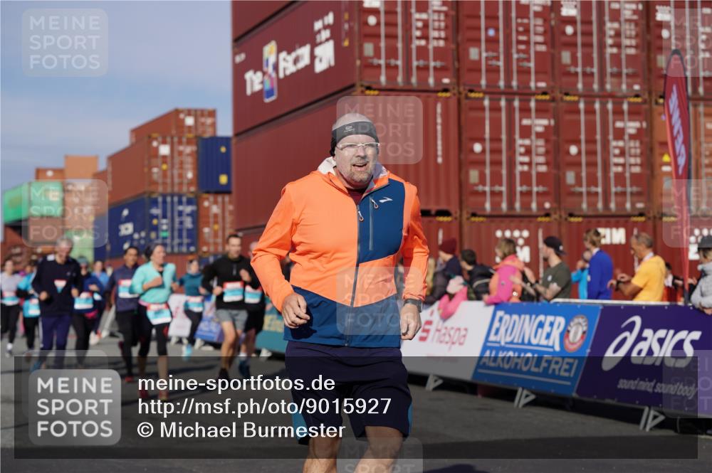 03.10.2025 - Köhlbrandbrückenlauf Michael Burmester http://msf.ph/oto/9015927 03.10.2025 10:15:21 Ziel 1228, 1337, 1637, 1666, 1691, 1779, 1903, 1905, 2046, 2079, 2719, 2953, 3482, 3515, 3596, 3773, 3788 meine-sportfotos.de