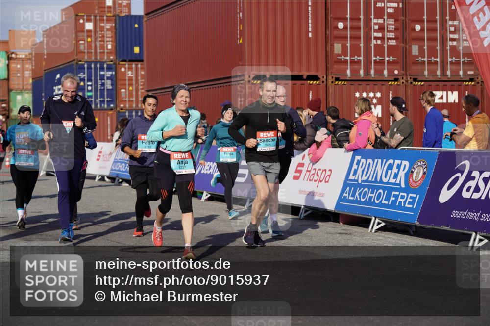 03.10.2025 - Köhlbrandbrückenlauf Michael Burmester http://msf.ph/oto/9015937 03.10.2025 10:15:23 Ziel 1228, 1337, 1390, 1637, 1666, 1691, 1779, 1903, 1905, 2017, 2046, 2079, 2719, 2929, 2953, 3482, 3515, 3596, 3773, 3788 meine-sportfotos.de
