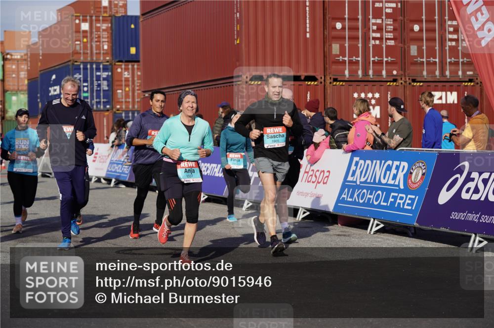 03.10.2025 - Köhlbrandbrückenlauf Michael Burmester http://msf.ph/oto/9015946 03.10.2025 10:15:23 Ziel 1228, 1337, 1390, 1637, 1666, 1691, 1779, 1903, 1905, 2017, 2046, 2079, 2719, 2929, 2953, 3482, 3515, 3596, 3773, 3788 meine-sportfotos.de