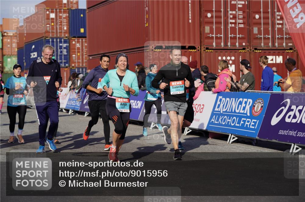 03.10.2025 - Köhlbrandbrückenlauf Michael Burmester http://msf.ph/oto/9015956 03.10.2025 10:15:23 Ziel 1228, 1337, 1390, 1637, 1666, 1691, 1779, 1903, 1905, 2017, 2046, 2079, 2719, 2929, 2953, 3482, 3515, 3596, 3773, 3788 meine-sportfotos.de