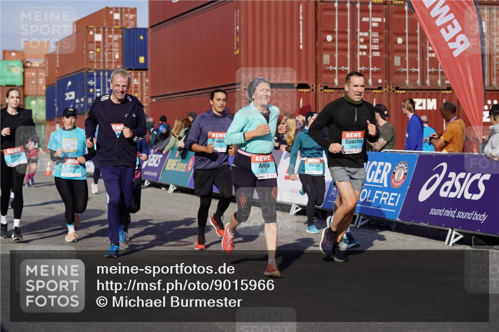 03.10.2025 - Köhlbrandbrückenlauf Michael Burmester http://msf.ph/oto/9015966 03.10.2025 10:15:24 Ziel 1228, 1337, 1390, 1637, 1666, 1779, 1903, 1905, 2017, 2079, 2719, 2929, 2953, 3482, 3773, 3788 meine-sportfotos.de