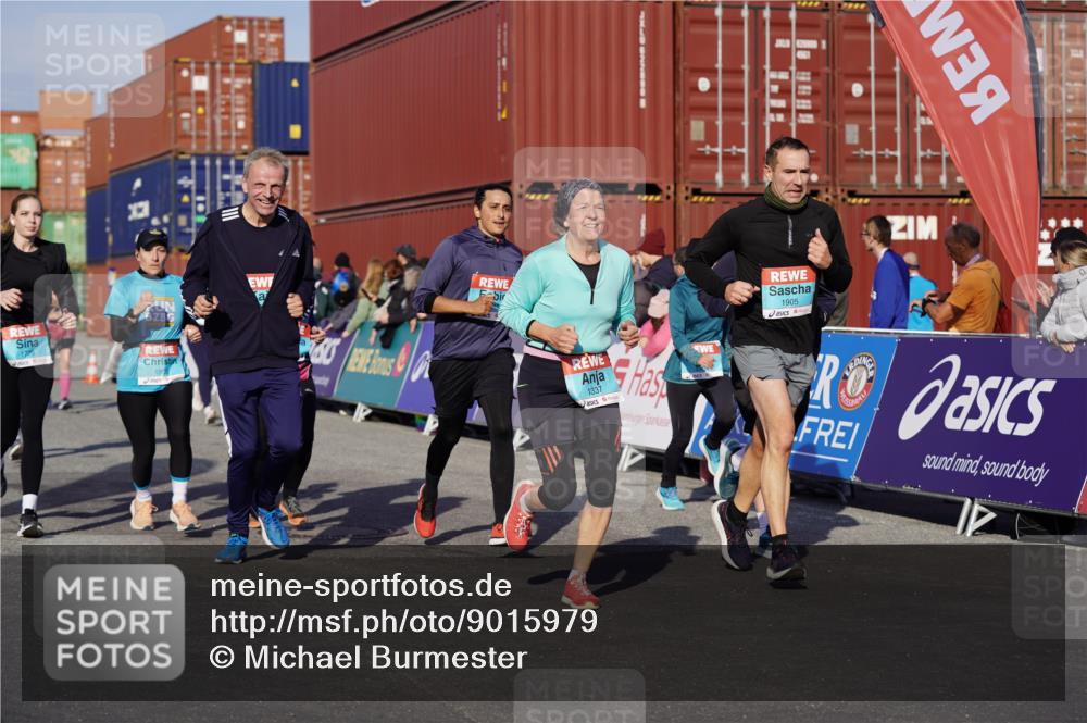 03.10.2025 - Köhlbrandbrückenlauf Michael Burmester http://msf.ph/oto/9015979 03.10.2025 10:15:24 Ziel 1228, 1337, 1390, 1637, 1666, 1779, 1903, 1905, 2017, 2079, 2719, 2929, 2953, 3482, 3773, 3788 meine-sportfotos.de