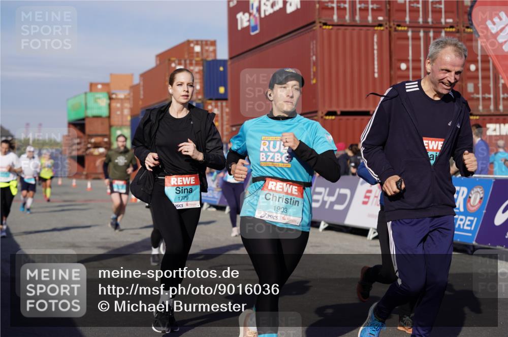 03.10.2025 - Köhlbrandbrückenlauf Michael Burmester http://msf.ph/oto/9016036 03.10.2025 10:15:25 Ziel 1228, 1337, 1390, 1637, 1666, 1779, 1903, 1905, 2017, 2079, 2368, 2454, 2719, 2929, 2953, 3069, 3482, 3773, 3788 meine-sportfotos.de