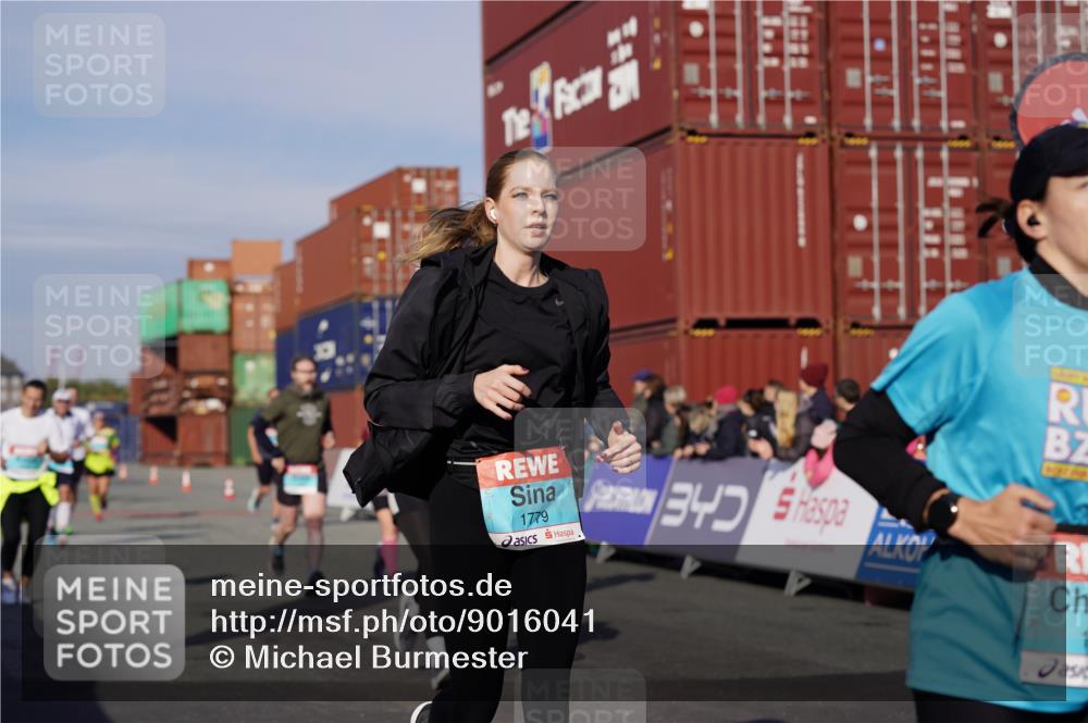 03.10.2025 - Köhlbrandbrückenlauf Michael Burmester http://msf.ph/oto/9016041 03.10.2025 10:15:26 Ziel 1228, 1337, 1390, 1637, 1666, 1779, 1879, 1903, 1905, 2017, 2079, 2368, 2454, 2719, 2929, 2953, 3069, 3773, 3788 meine-sportfotos.de