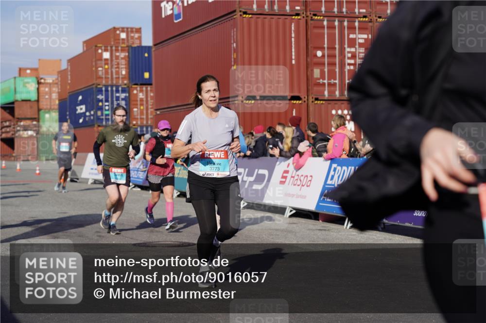 03.10.2025 - Köhlbrandbrückenlauf Michael Burmester http://msf.ph/oto/9016057 03.10.2025 10:15:27 Ziel 1228, 1337, 1390, 1637, 1666, 1779, 1879, 1903, 1905, 2017, 2079, 2368, 2454, 2719, 2929, 2953, 3069, 3773, 3788 meine-sportfotos.de