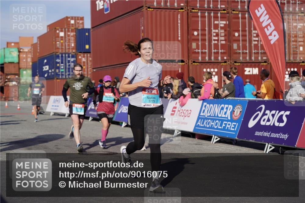 03.10.2025 - Köhlbrandbrückenlauf Michael Burmester http://msf.ph/oto/9016075 03.10.2025 10:15:27 Ziel 1228, 1337, 1390, 1637, 1666, 1779, 1879, 1903, 1905, 2017, 2079, 2368, 2454, 2719, 2929, 2953, 3069, 3773, 3788 meine-sportfotos.de