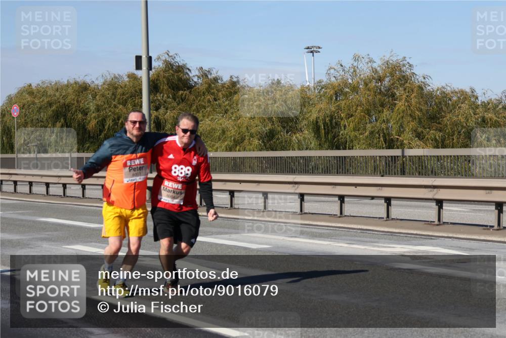 03.10.2025 - Köhlbrandbrückenlauf Julia Fischer http://msf.ph/oto/9016079 03.10.2025 13:16:23 Position 3 6003, 889, 6004 meine-sportfotos.de
