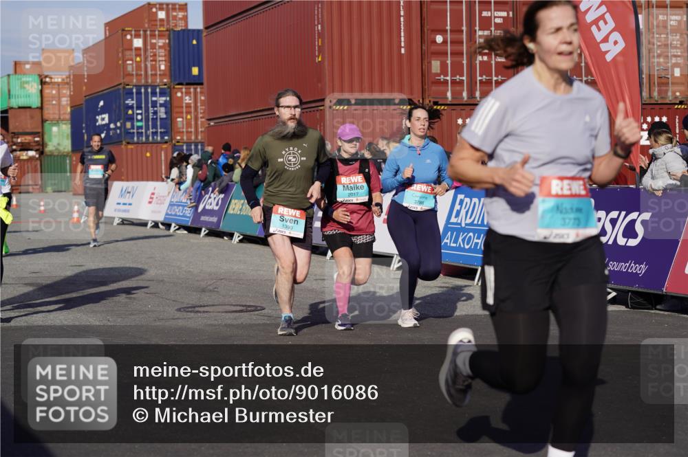 03.10.2025 - Köhlbrandbrückenlauf Michael Burmester http://msf.ph/oto/9016086 03.10.2025 10:15:28 Ziel 1228, 1337, 1390, 1637, 1666, 1779, 1879, 1903, 1905, 2017, 2079, 2368, 2454, 2719, 2929, 2953, 3069, 3773, 3788 meine-sportfotos.de