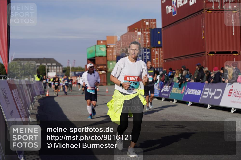 03.10.2025 - Köhlbrandbrückenlauf Michael Burmester http://msf.ph/oto/9016121 03.10.2025 10:15:29 Ziel 1228, 1390, 1666, 1779, 1879, 1903, 1905, 2017, 2079, 2368, 2454, 2719, 2929, 2953, 3069, 3773, 3788 meine-sportfotos.de