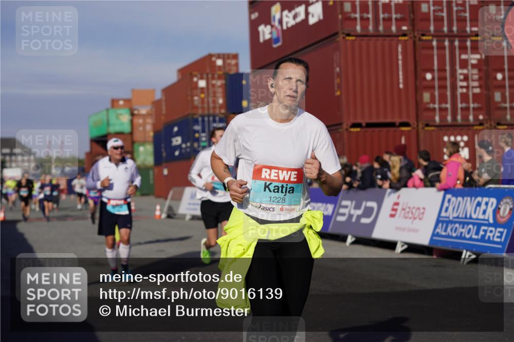 03.10.2025 - Köhlbrandbrückenlauf Michael Burmester http://msf.ph/oto/9016139 03.10.2025 10:15:30 Ziel 1228, 1390, 1666, 1779, 1879, 1903, 2017, 2079, 2368, 2454, 2929, 2953, 2996, 3069, 3773, 3788 meine-sportfotos.de