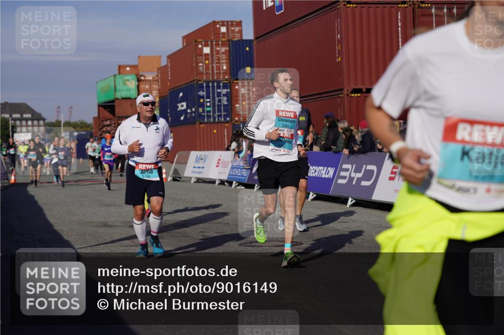 03.10.2025 - Köhlbrandbrückenlauf Michael Burmester http://msf.ph/oto/9016149 03.10.2025 10:15:31 Ziel 1228, 1390, 1752, 1879, 2017, 2368, 2454, 2929, 2953, 2996, 3069, 3219, 3220, 3773, 3788 meine-sportfotos.de