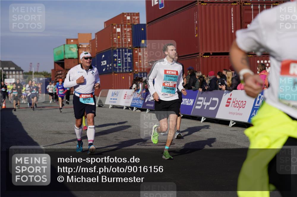 03.10.2025 - Köhlbrandbrückenlauf Michael Burmester http://msf.ph/oto/9016156 03.10.2025 10:15:31 Ziel 1228, 1390, 1752, 1879, 2017, 2368, 2454, 2929, 2953, 2996, 3069, 3219, 3220, 3773, 3788 meine-sportfotos.de