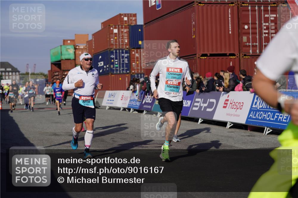 03.10.2025 - Köhlbrandbrückenlauf Michael Burmester http://msf.ph/oto/9016167 03.10.2025 10:15:31 Ziel 1228, 1390, 1752, 1879, 2017, 2368, 2454, 2929, 2953, 2996, 3069, 3219, 3220, 3773, 3788 meine-sportfotos.de
