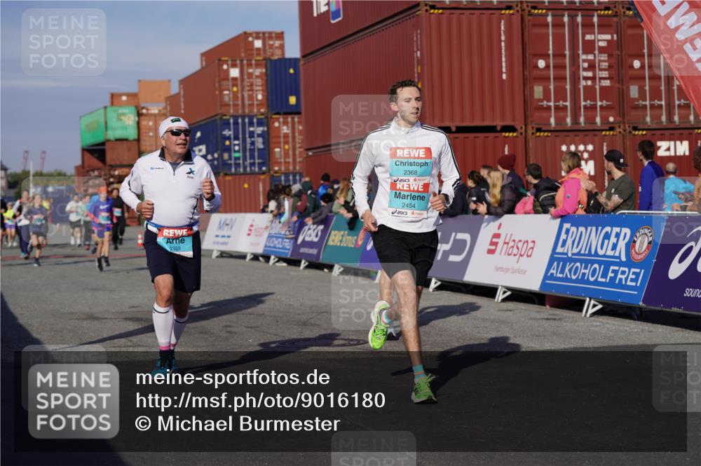 03.10.2025 - Köhlbrandbrückenlauf Michael Burmester http://msf.ph/oto/9016180 03.10.2025 10:15:31 Ziel 1228, 1390, 1752, 1879, 2017, 2368, 2454, 2929, 2953, 2996, 3069, 3219, 3220, 3773, 3788 meine-sportfotos.de