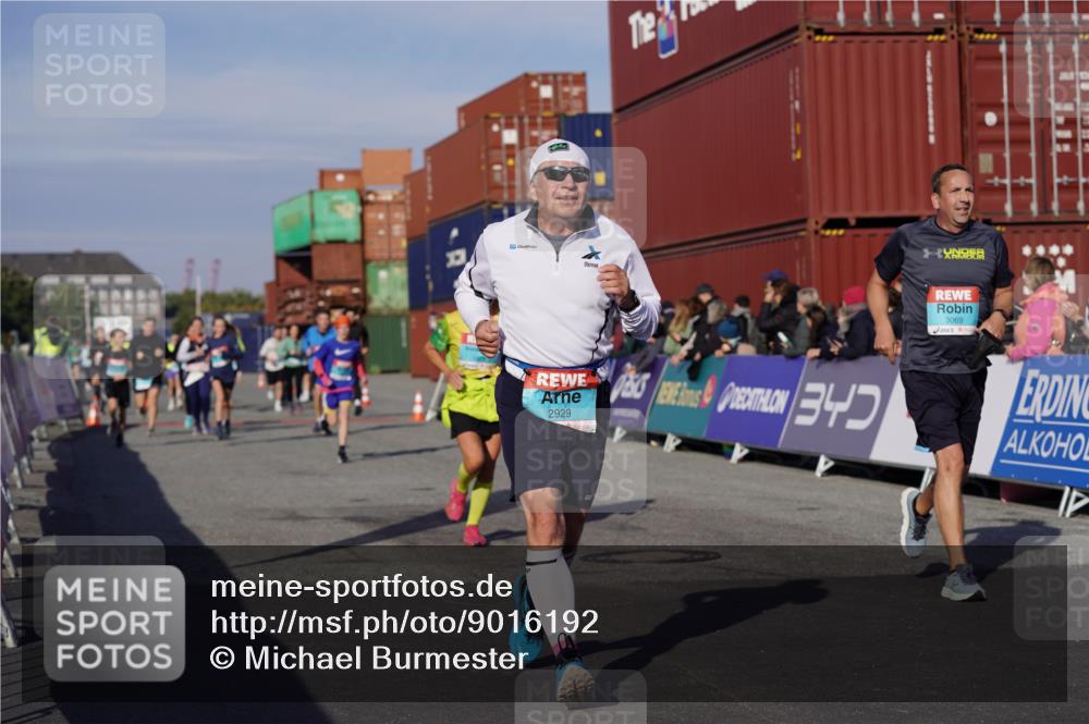 03.10.2025 - Köhlbrandbrückenlauf Michael Burmester http://msf.ph/oto/9016192 03.10.2025 10:15:32 Ziel 1228, 1390, 1492, 1565, 1752, 1879, 2017, 2118, 2368, 2454, 2929, 2996, 3069, 3219, 3220, 3788 meine-sportfotos.de