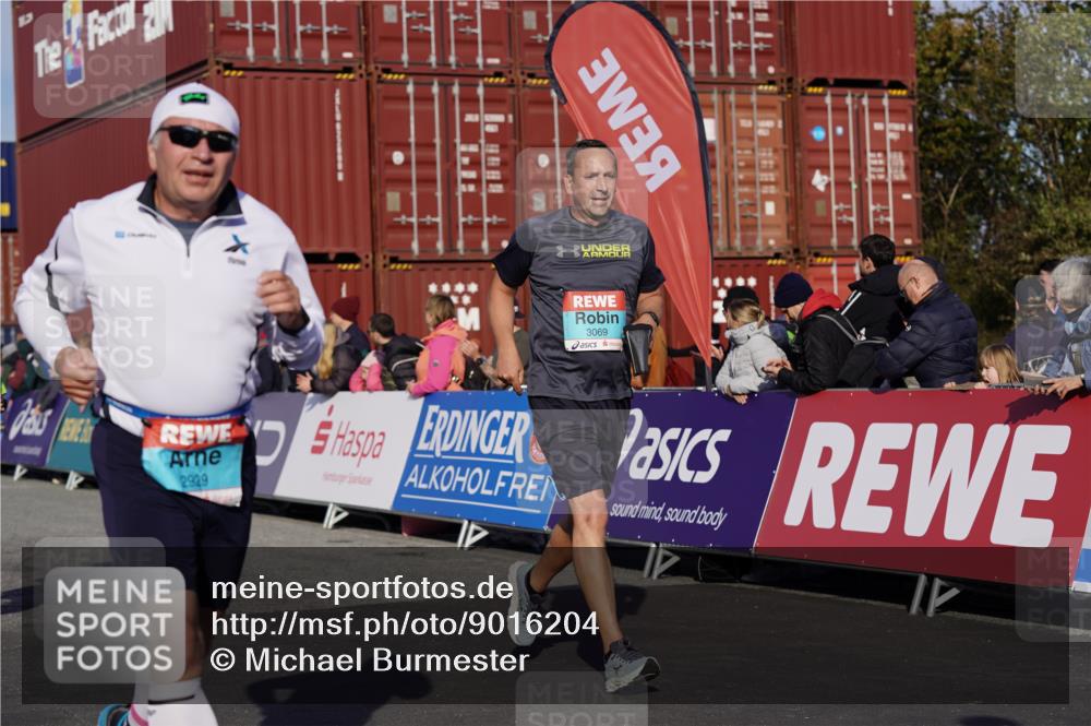 03.10.2025 - Köhlbrandbrückenlauf Michael Burmester http://msf.ph/oto/9016204 03.10.2025 10:15:33 Ziel 1390, 1492, 1565, 1752, 1879, 2017, 2118, 2368, 2454, 2929, 2996, 3069, 3219, 3220, 3788 meine-sportfotos.de