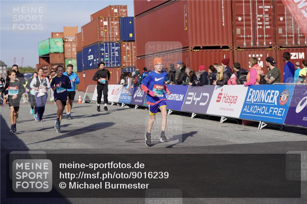 03.10.2025 - Köhlbrandbrückenlauf Michael Burmester http://msf.ph/oto/9016239 03.10.2025 10:15:35 Ziel 1492, 1565, 1752, 1879, 2118, 2368, 2454, 2758, 2816, 2929, 2996, 3069, 3219, 3220, 3580, 3725 meine-sportfotos.de