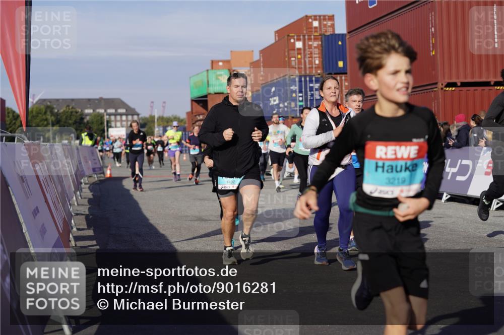 03.10.2025 - Köhlbrandbrückenlauf Michael Burmester http://msf.ph/oto/9016281 03.10.2025 10:15:38 Ziel 1314, 1446, 1492, 1529, 1565, 1752, 1879, 2056, 2118, 2758, 2813, 2816, 2956, 2996, 3106, 3107, 3219, 3220, 3276, 3580, 3725, 3748, 3816, 3827 meine-sportfotos.de