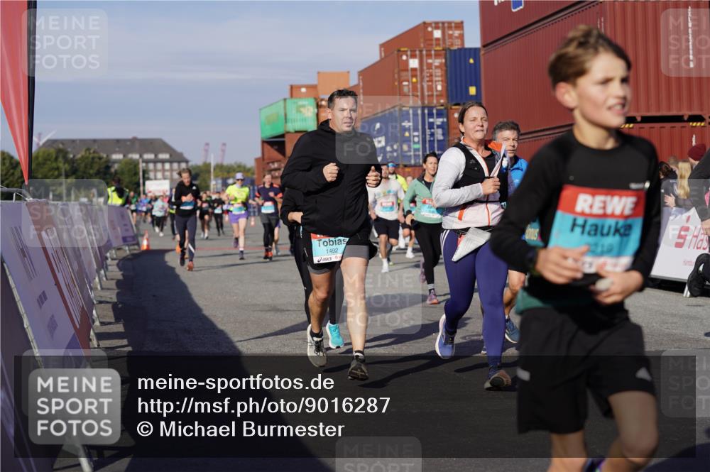 03.10.2025 - Köhlbrandbrückenlauf Michael Burmester http://msf.ph/oto/9016287 03.10.2025 10:15:38 Ziel 1314, 1446, 1492, 1529, 1565, 1752, 1879, 2056, 2118, 2758, 2813, 2816, 2956, 2996, 3106, 3107, 3219, 3220, 3276, 3580, 3725, 3748, 3816, 3827 meine-sportfotos.de