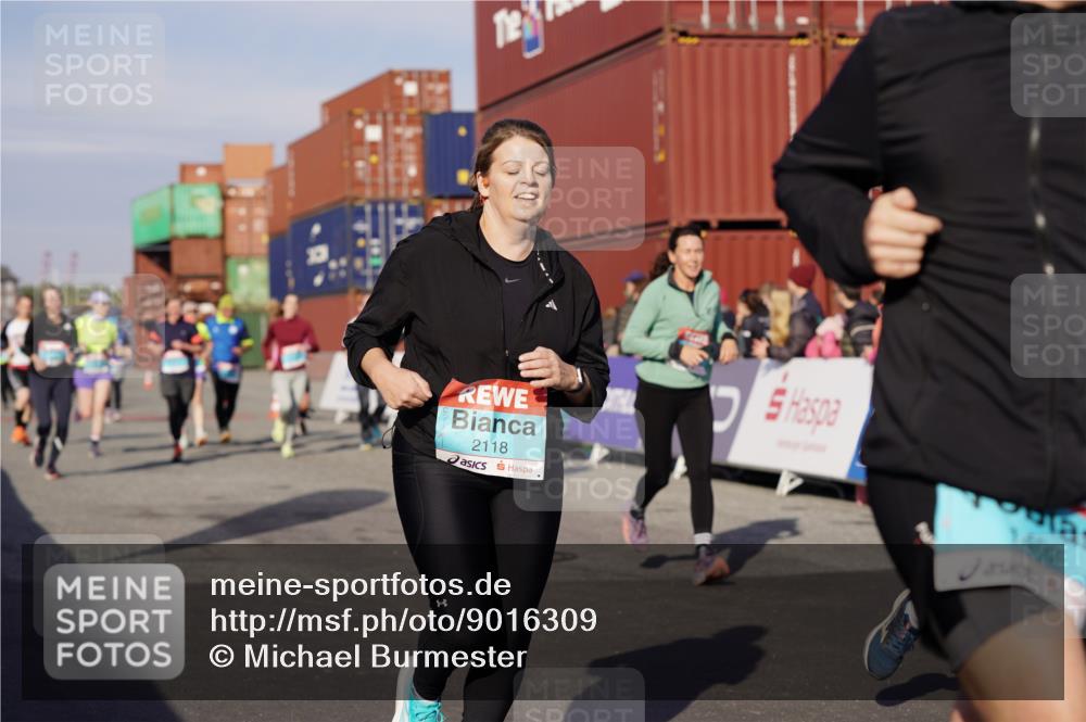 03.10.2025 - Köhlbrandbrückenlauf Michael Burmester http://msf.ph/oto/9016309 03.10.2025 10:15:40 Ziel 1314, 1446, 1492, 1529, 1565, 1752, 2056, 2118, 2758, 2813, 2816, 2954, 2956, 2996, 3106, 3107, 3219, 3220, 3276, 3580, 3725, 3748, 3816, 3827 meine-sportfotos.de