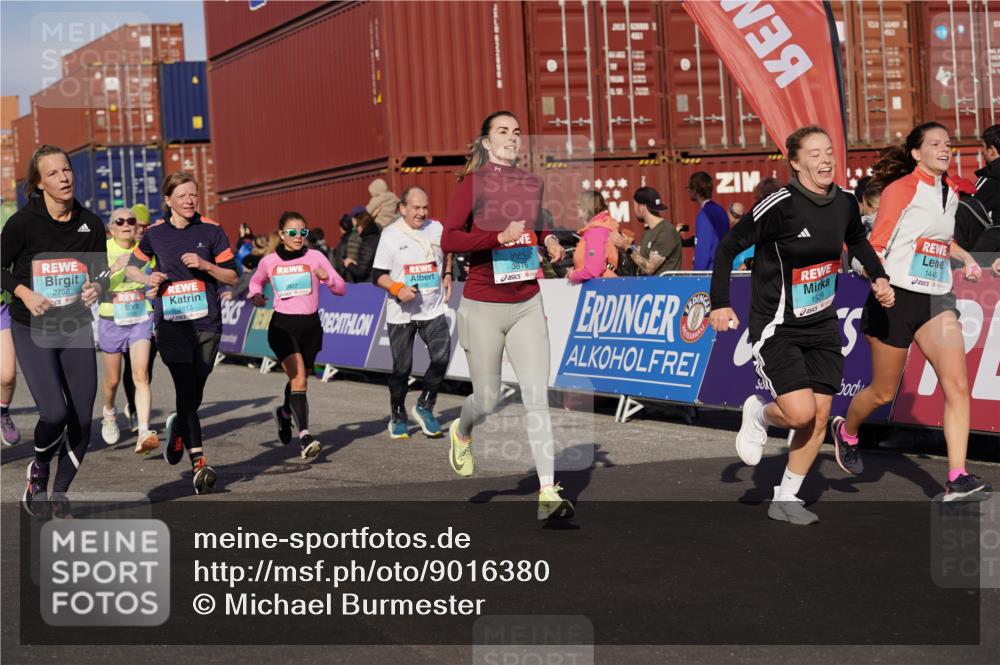 03.10.2025 - Köhlbrandbrückenlauf Michael Burmester http://msf.ph/oto/9016380 03.10.2025 10:15:43 Ziel 1314, 1446, 1492, 1529, 1537, 1565, 1752, 2056, 2118, 2155, 2758, 2813, 2816, 2954, 2956, 3106, 3107, 3219, 3220, 3276, 3580, 3725, 3748, 3816, 3827 meine-sportfotos.de