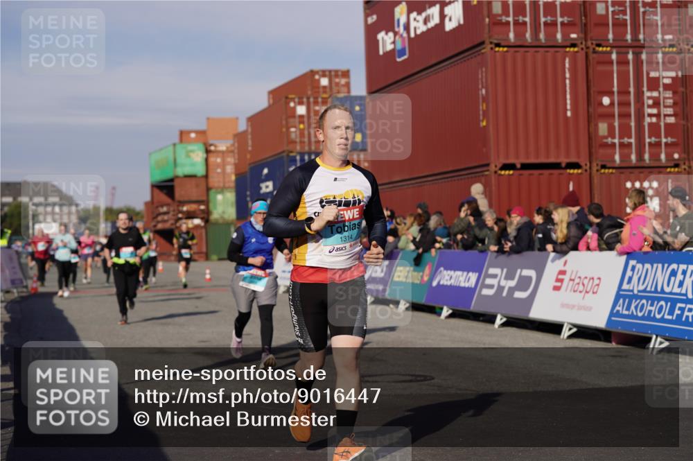 03.10.2025 - Köhlbrandbrückenlauf Michael Burmester http://msf.ph/oto/9016447 03.10.2025 10:15:47 Ziel 1314, 1446, 1529, 1537, 1745, 1796, 1979, 2056, 2155, 2758, 2813, 2816, 2954, 2956, 3106, 3107, 3276, 3748, 3816, 3827 meine-sportfotos.de
