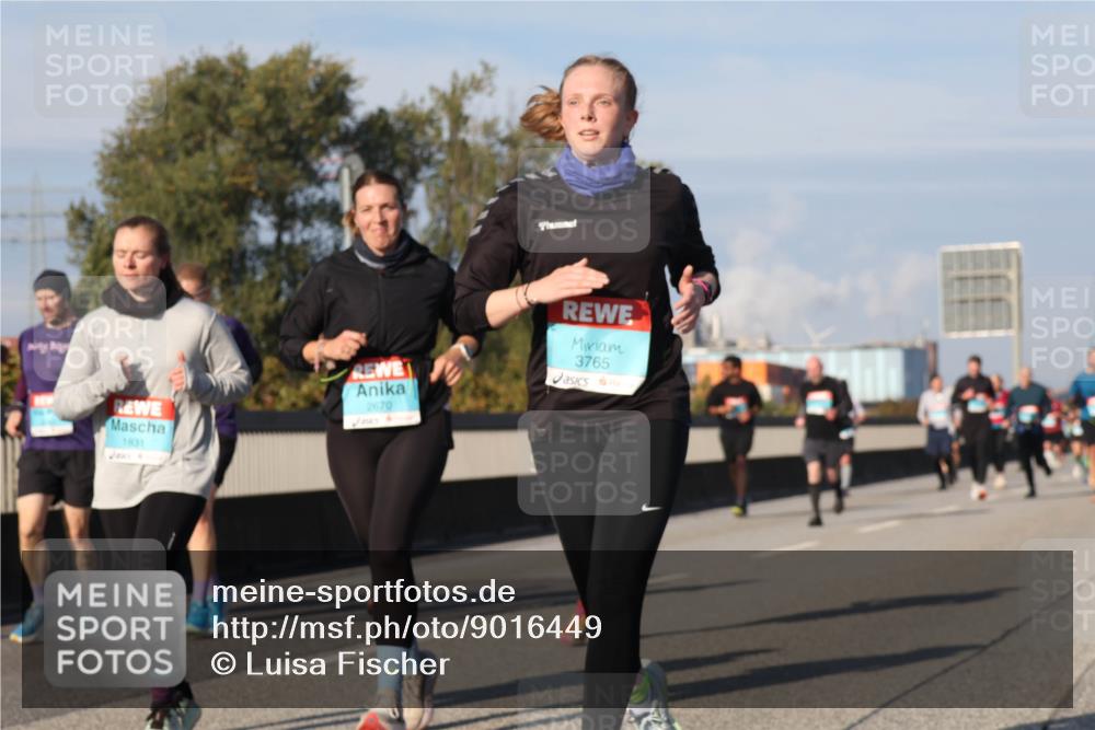 03.10.2025 - Köhlbrandbrückenlauf Luisa Fischer http://msf.ph/oto/9016449 03.10.2025 11:02:05 Position 3 1831, 2670, 3765 meine-sportfotos.de