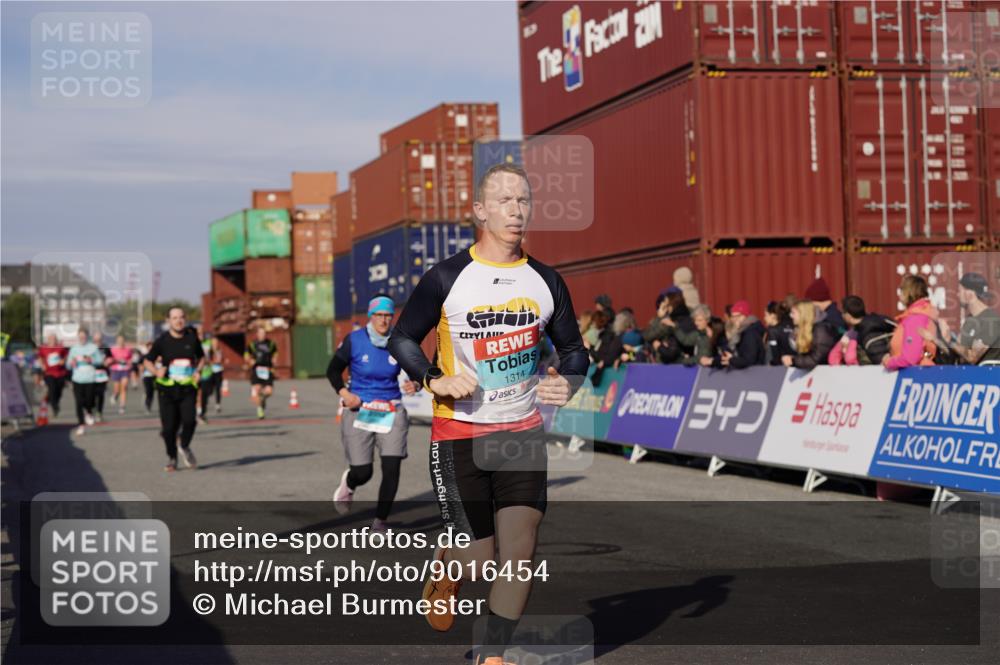 03.10.2025 - Köhlbrandbrückenlauf Michael Burmester http://msf.ph/oto/9016454 03.10.2025 10:15:47 Ziel 1314, 1446, 1529, 1537, 1745, 1796, 1979, 2056, 2155, 2758, 2813, 2816, 2954, 2956, 3106, 3107, 3276, 3748, 3816, 3827 meine-sportfotos.de