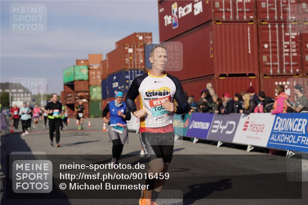 03.10.2025 - Köhlbrandbrückenlauf Michael Burmester http://msf.ph/oto/9016459 03.10.2025 10:15:47 Ziel 1314, 1446, 1529, 1537, 1745, 1796, 1979, 2056, 2155, 2758, 2813, 2816, 2954, 2956, 3106, 3107, 3276, 3748, 3816, 3827 meine-sportfotos.de