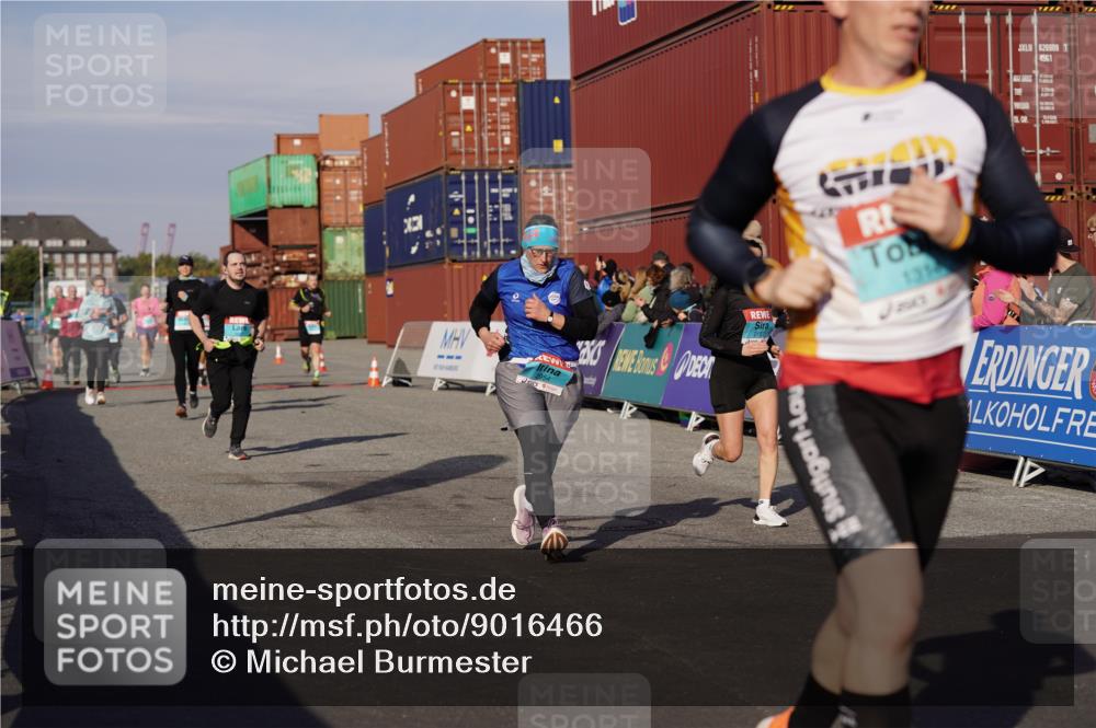 03.10.2025 - Köhlbrandbrückenlauf Michael Burmester http://msf.ph/oto/9016466 03.10.2025 10:15:48 Ziel 1276, 1314, 1446, 1529, 1537, 1745, 1796, 1979, 2056, 2155, 2813, 2954, 2956, 3106, 3107, 3276, 3748, 3816, 3827 meine-sportfotos.de