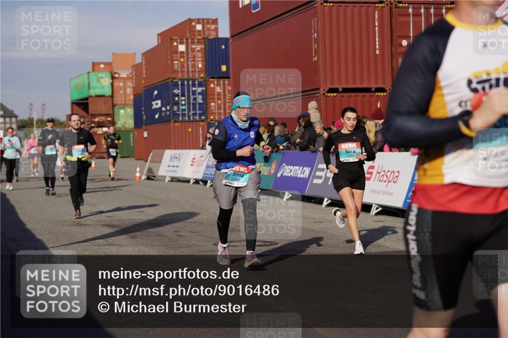 03.10.2025 - Köhlbrandbrückenlauf Michael Burmester http://msf.ph/oto/9016486 03.10.2025 10:15:48 Ziel 1276, 1314, 1446, 1529, 1537, 1745, 1796, 1979, 2056, 2155, 2813, 2954, 2956, 3106, 3107, 3276, 3748, 3816, 3827 meine-sportfotos.de