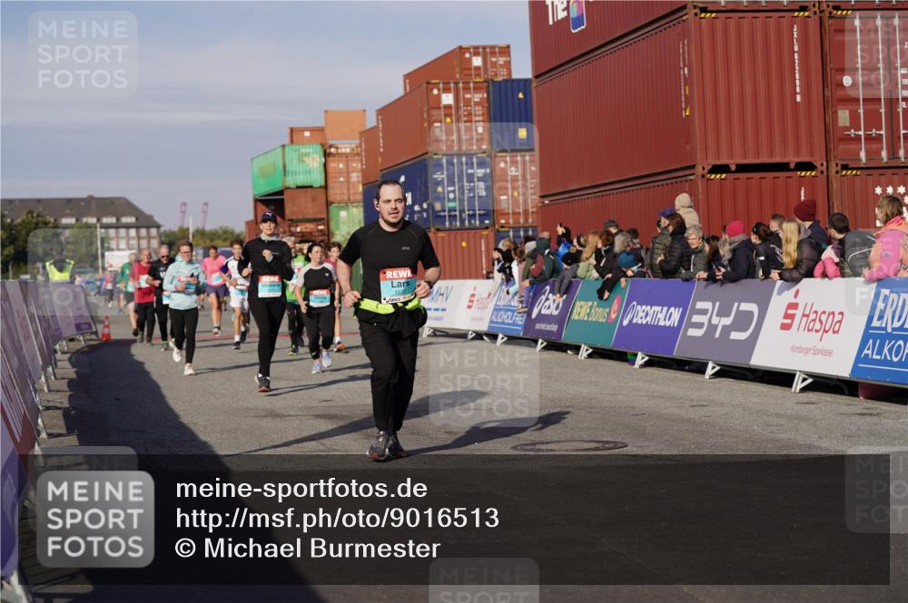 03.10.2025 - Köhlbrandbrückenlauf Michael Burmester http://msf.ph/oto/9016513 03.10.2025 10:15:50 Ziel 1276, 1446, 1498, 1529, 1537, 1745, 1796, 1979, 2155, 2392, 2878, 2954, 2956, 3327, 3727, 3816, 3827 meine-sportfotos.de