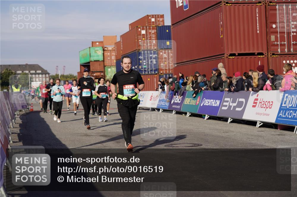 03.10.2025 - Köhlbrandbrückenlauf Michael Burmester http://msf.ph/oto/9016519 03.10.2025 10:15:50 Ziel 1276, 1446, 1498, 1529, 1537, 1745, 1796, 1979, 2155, 2392, 2878, 2954, 2956, 3327, 3727, 3816, 3827 meine-sportfotos.de