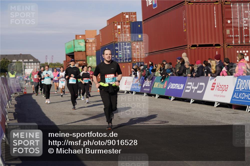 03.10.2025 - Köhlbrandbrückenlauf Michael Burmester http://msf.ph/oto/9016528 03.10.2025 10:15:50 Ziel 1276, 1446, 1498, 1529, 1537, 1745, 1796, 1979, 2155, 2392, 2878, 2954, 2956, 3327, 3727, 3816, 3827 meine-sportfotos.de