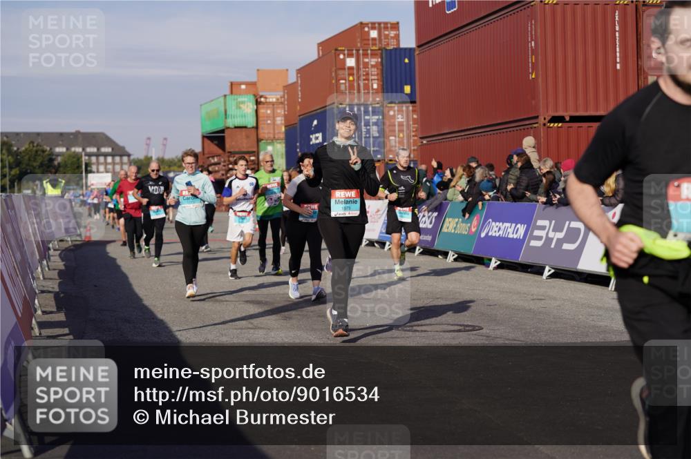 03.10.2025 - Köhlbrandbrückenlauf Michael Burmester http://msf.ph/oto/9016534 03.10.2025 10:15:52 Ziel 1276, 1498, 1530, 1537, 1745, 1796, 1907, 1979, 2064, 2155, 2392, 2878, 2954, 3327, 3507, 3727 meine-sportfotos.de
