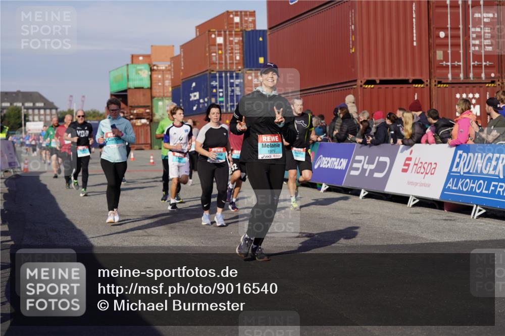 03.10.2025 - Köhlbrandbrückenlauf Michael Burmester http://msf.ph/oto/9016540 03.10.2025 10:15:53 Ziel 1276, 1498, 1530, 1537, 1745, 1796, 1907, 1979, 2064, 2155, 2392, 2878, 3327, 3507, 3727 meine-sportfotos.de