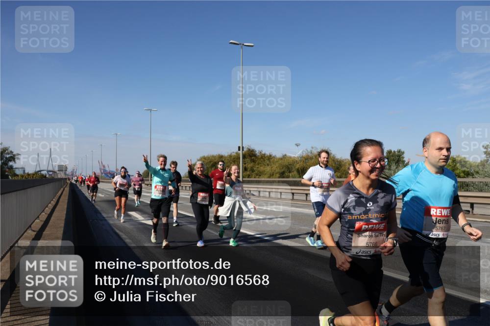 03.10.2025 - Köhlbrandbrückenlauf Julia Fischer http://msf.ph/oto/9016568 03.10.2025 13:19:01 Position 3 5767, 5766 meine-sportfotos.de