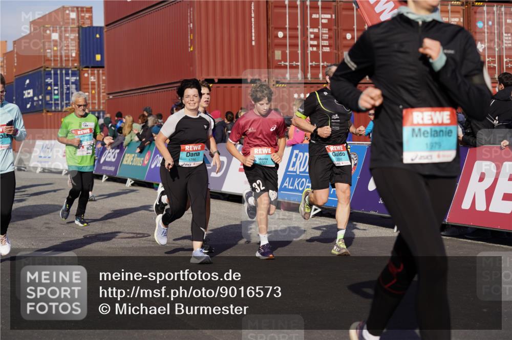 03.10.2025 - Köhlbrandbrückenlauf Michael Burmester http://msf.ph/oto/9016573 03.10.2025 10:15:54 Ziel 1276, 1498, 1530, 1537, 1745, 1796, 1907, 1979, 2064, 2155, 2392, 2878, 3327, 3507, 3727 meine-sportfotos.de