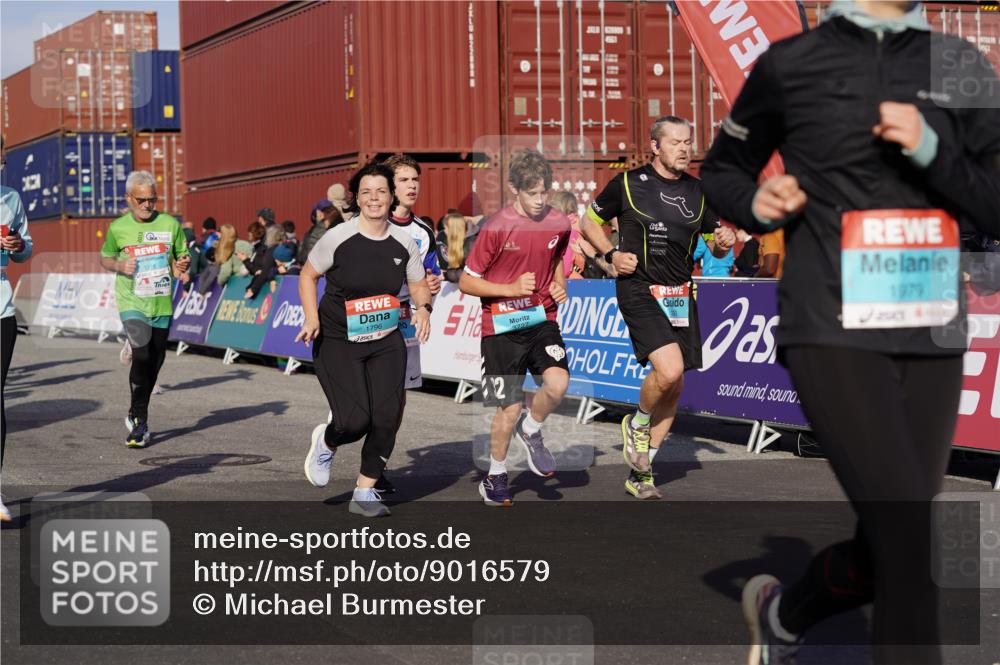 03.10.2025 - Köhlbrandbrückenlauf Michael Burmester http://msf.ph/oto/9016579 03.10.2025 10:15:54 Ziel 1276, 1498, 1530, 1537, 1745, 1796, 1907, 1979, 2064, 2155, 2392, 2878, 3327, 3507, 3727 meine-sportfotos.de
