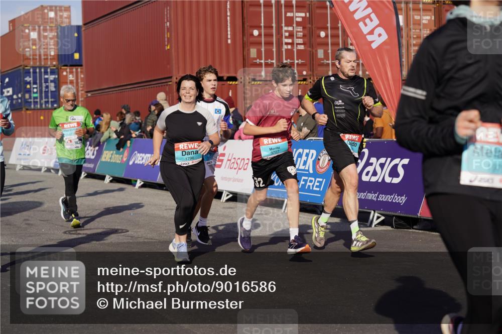 03.10.2025 - Köhlbrandbrückenlauf Michael Burmester http://msf.ph/oto/9016586 03.10.2025 10:15:55 Ziel 1276, 1498, 1530, 1537, 1745, 1796, 1907, 1979, 2064, 2155, 2392, 2878, 3327, 3507, 3727 meine-sportfotos.de