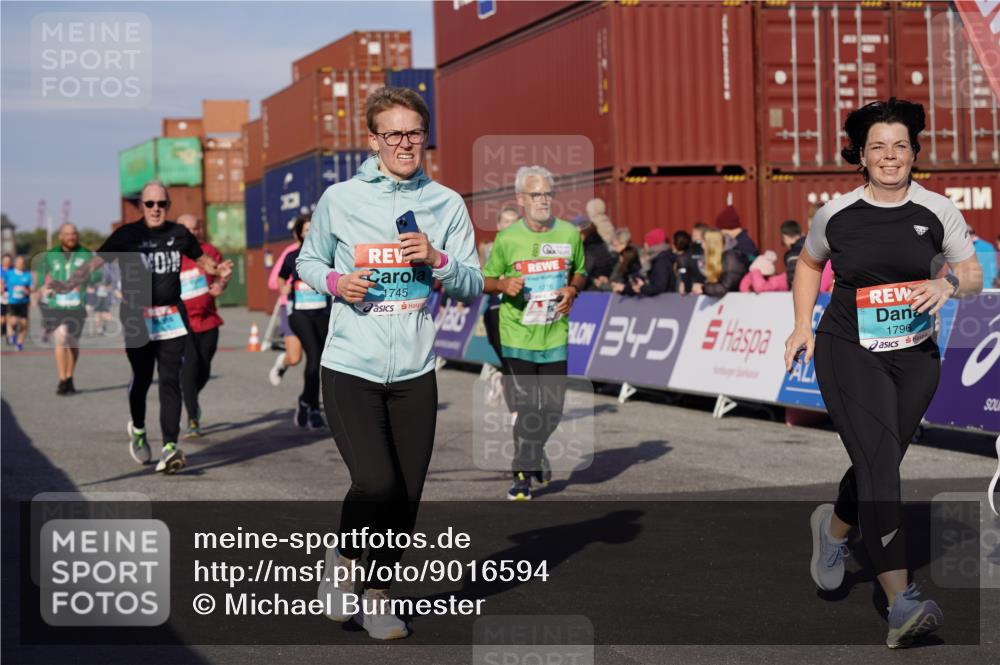 03.10.2025 - Köhlbrandbrückenlauf Michael Burmester http://msf.ph/oto/9016594 03.10.2025 10:15:55 Ziel 1276, 1498, 1530, 1537, 1745, 1796, 1907, 1979, 2064, 2155, 2392, 2878, 3327, 3507, 3727 meine-sportfotos.de