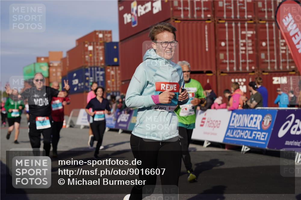 03.10.2025 - Köhlbrandbrückenlauf Michael Burmester http://msf.ph/oto/9016607 03.10.2025 10:15:56 Ziel 1276, 1498, 1530, 1745, 1796, 1907, 1979, 2064, 2392, 2878, 3063, 3327, 3507, 3727 meine-sportfotos.de