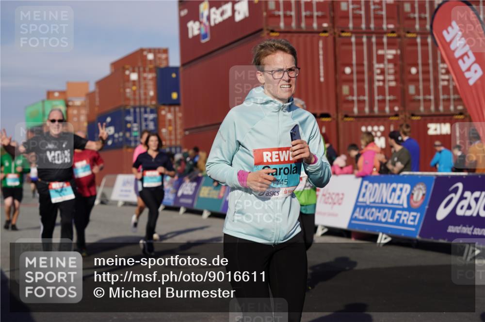 03.10.2025 - Köhlbrandbrückenlauf Michael Burmester http://msf.ph/oto/9016611 03.10.2025 10:15:56 Ziel 1276, 1498, 1530, 1745, 1796, 1907, 1979, 2064, 2392, 2878, 3063, 3327, 3507, 3727 meine-sportfotos.de