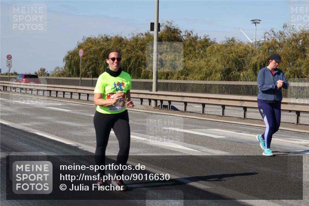 03.10.2025 - Köhlbrandbrückenlauf Julia Fischer http://msf.ph/oto/9016630 03.10.2025 13:19:20 Position 3 12, 5, 1 meine-sportfotos.de