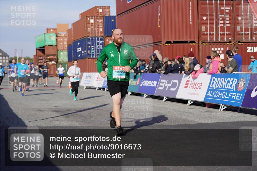 03.10.2025 - Köhlbrandbrückenlauf Michael Burmester http://msf.ph/oto/9016673 03.10.2025 10:16:00 Ziel 1276, 1498, 1530, 1907, 2064, 2392, 2878, 2957, 3063, 3327, 3459, 3507, 3727, 3751 meine-sportfotos.de