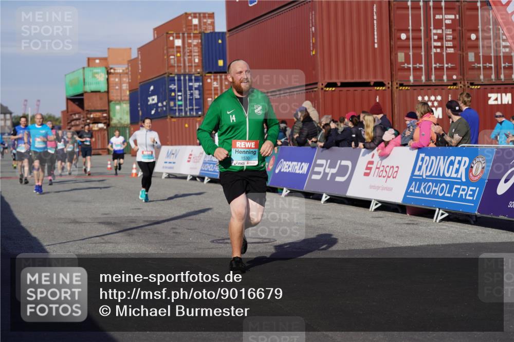 03.10.2025 - Köhlbrandbrückenlauf Michael Burmester http://msf.ph/oto/9016679 03.10.2025 10:16:00 Ziel 1276, 1498, 1530, 1907, 2064, 2392, 2878, 2957, 3063, 3327, 3459, 3507, 3727, 3751 meine-sportfotos.de